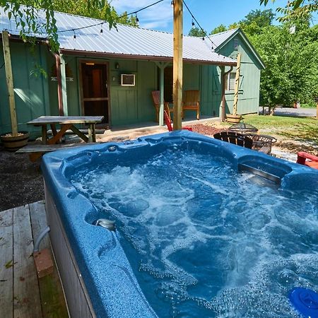 Steps From Downtown Pigeon Forge Parkway + Private Hottub And Firepit - Wifi - Firefly Bungalows Kültér fotó