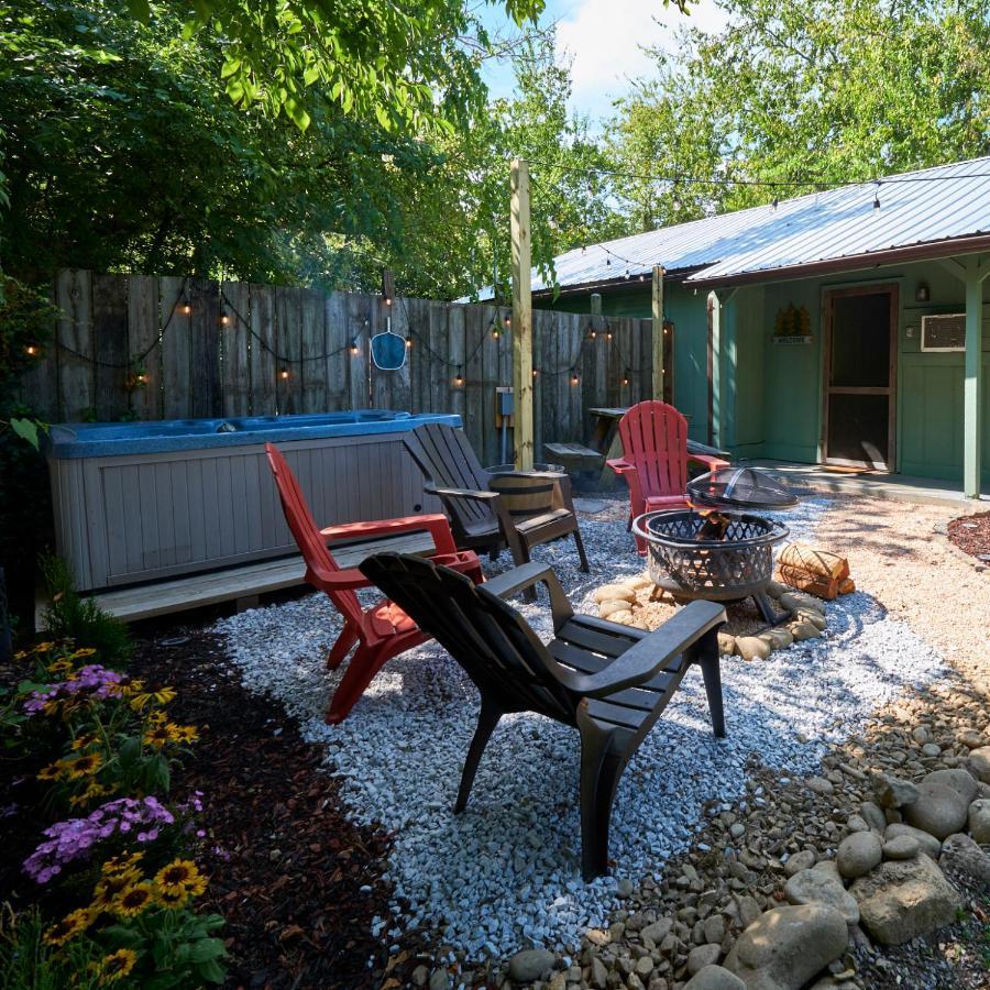 Steps From Downtown Pigeon Forge Parkway + Private Hottub And Firepit - Wifi - Firefly Bungalows Kültér fotó
