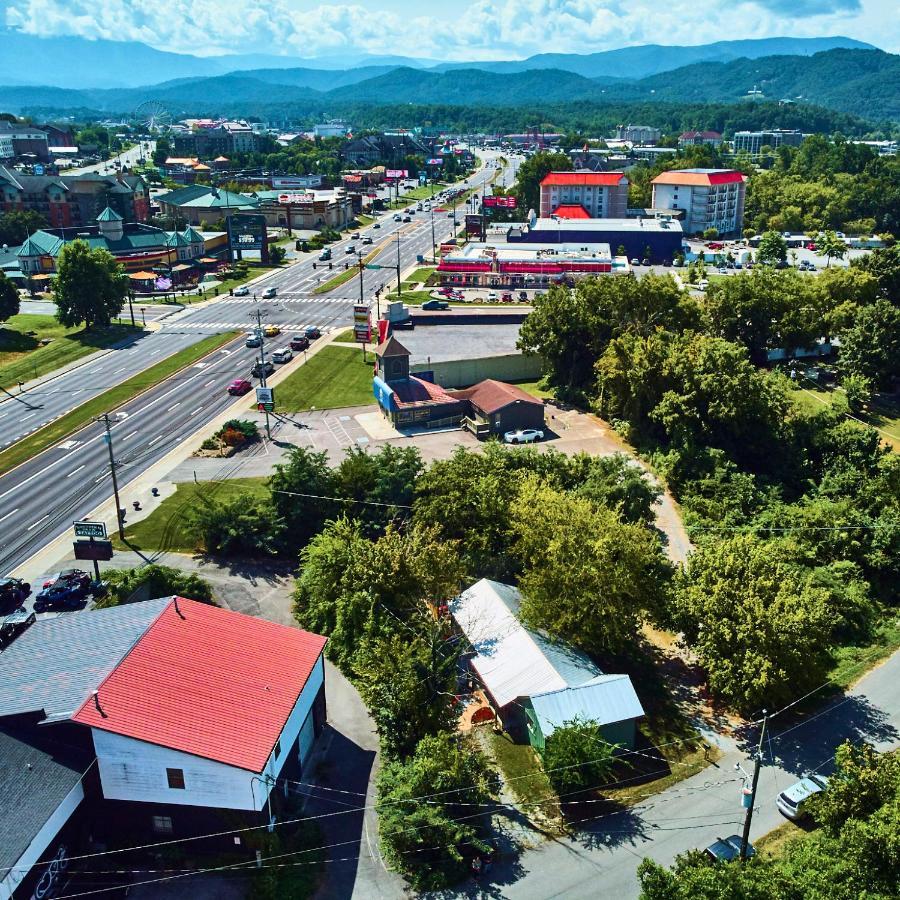 Steps From Downtown Pigeon Forge Parkway + Private Hottub And Firepit - Wifi - Firefly Bungalows Kültér fotó