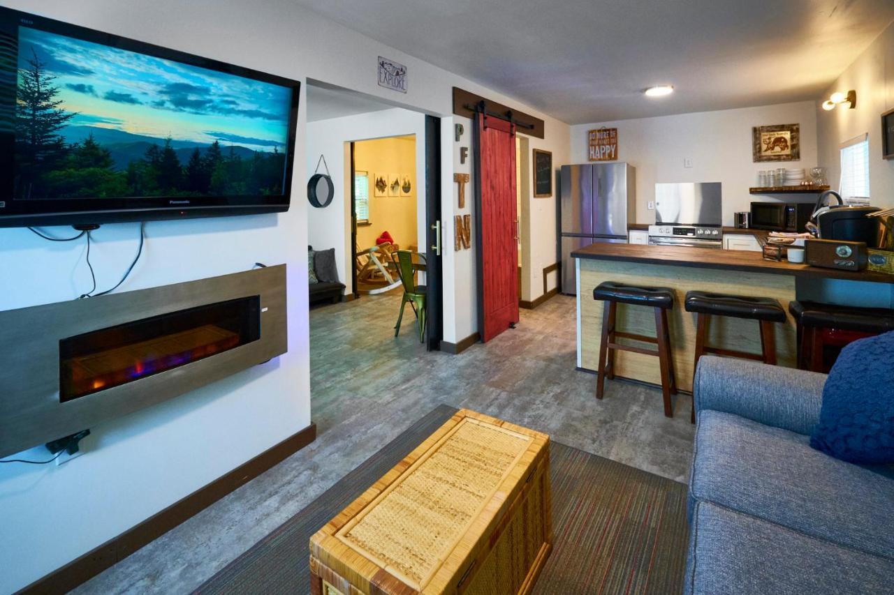 Steps From Downtown Pigeon Forge Parkway + Private Hottub And Firepit - Wifi - Firefly Bungalows Kültér fotó