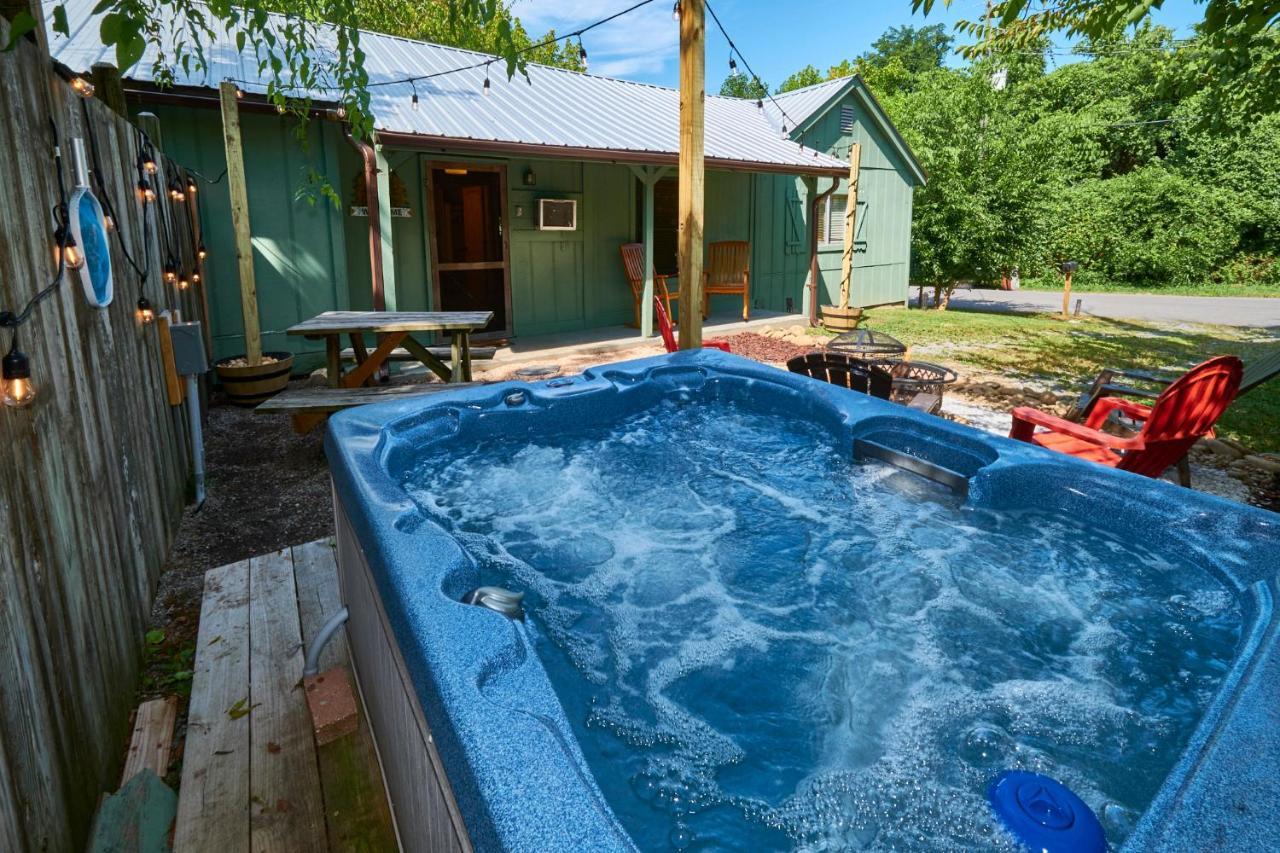 Steps From Downtown Pigeon Forge Parkway + Private Hottub And Firepit - Wifi - Firefly Bungalows Kültér fotó