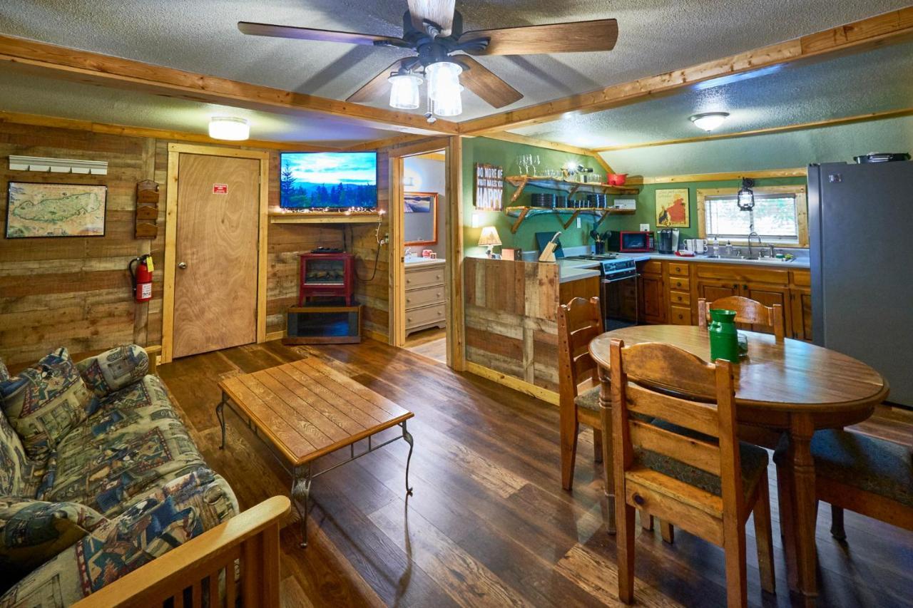 Steps From Downtown Pigeon Forge Parkway + Private Hottub And Firepit - Wifi - Firefly Bungalows Kültér fotó