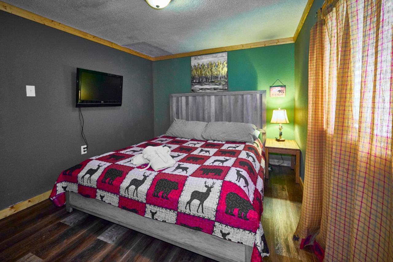 Steps From Downtown Pigeon Forge Parkway + Private Hottub And Firepit - Wifi - Firefly Bungalows Kültér fotó