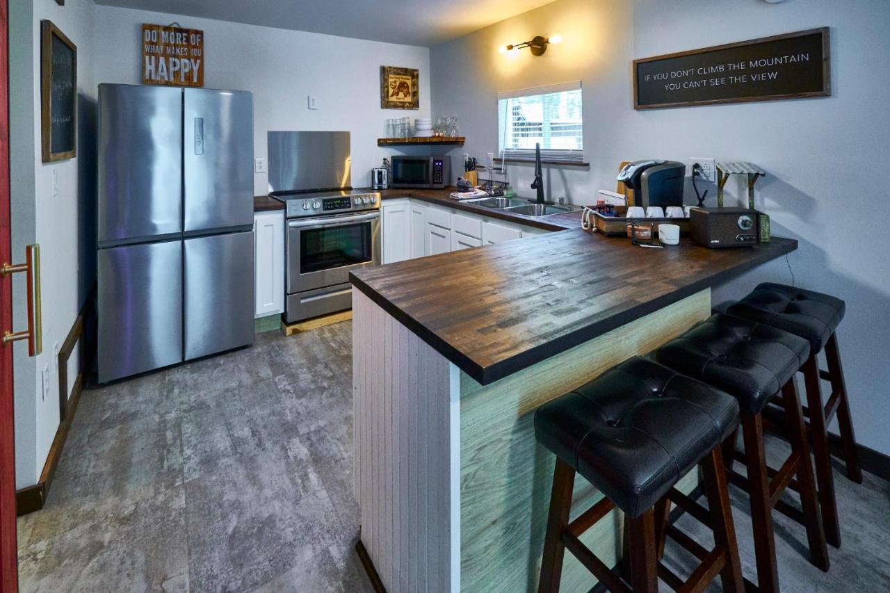 Steps From Downtown Pigeon Forge Parkway + Private Hottub And Firepit - Wifi - Firefly Bungalows Kültér fotó