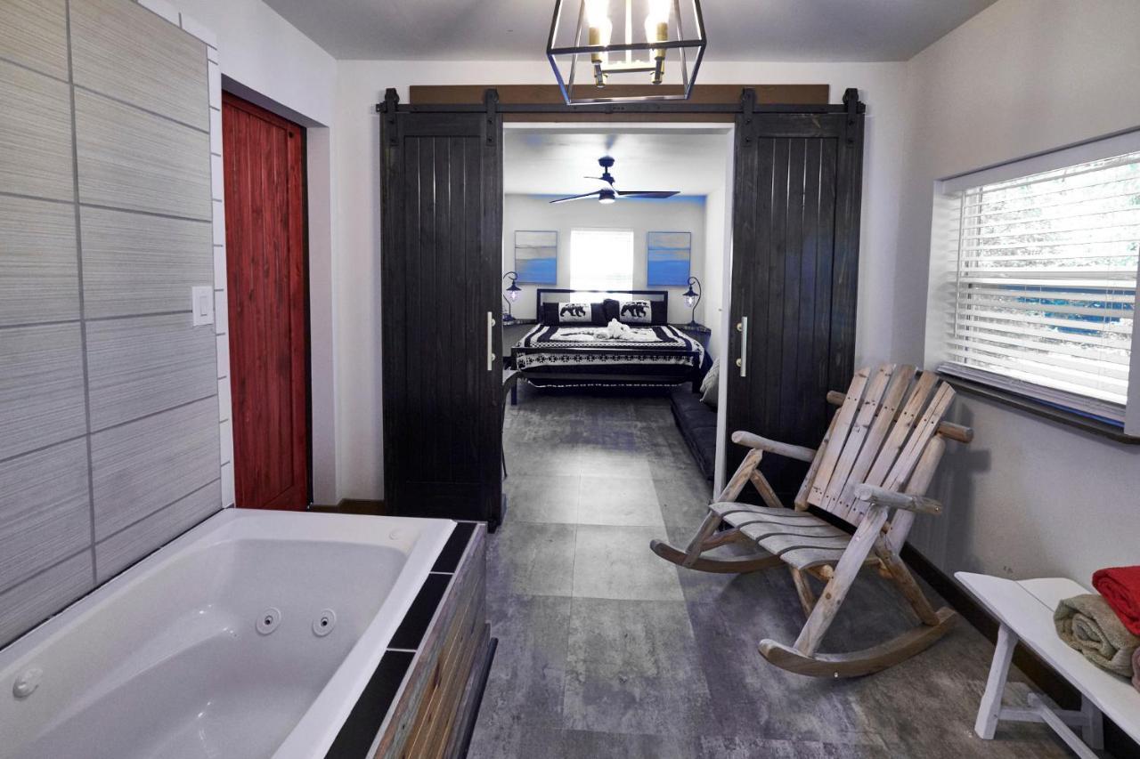 Steps From Downtown Pigeon Forge Parkway + Private Hottub And Firepit - Wifi - Firefly Bungalows Kültér fotó