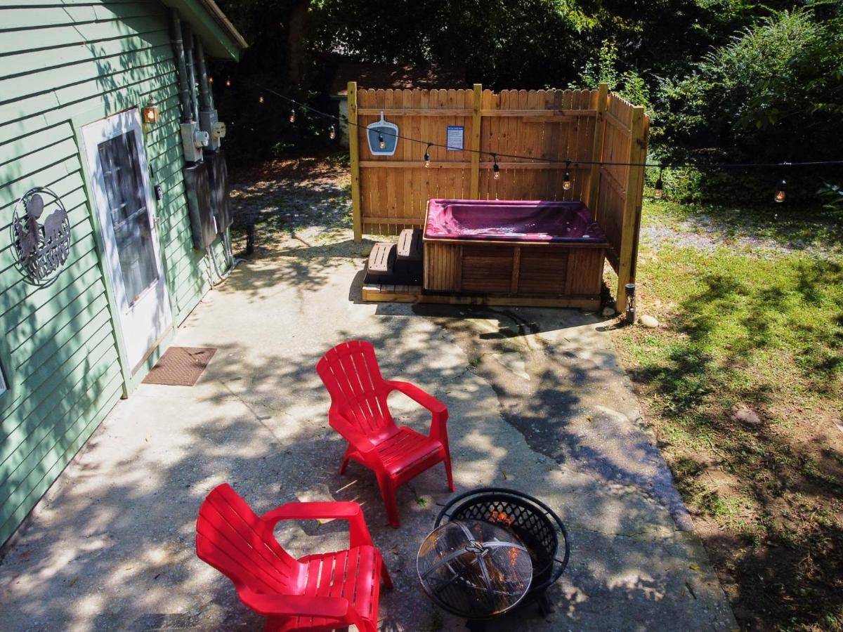 Steps From Downtown Pigeon Forge Parkway + Private Hottub And Firepit - Wifi - Firefly Bungalows Kültér fotó