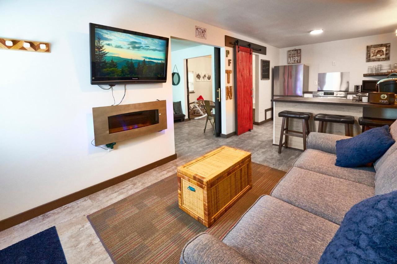 Steps From Downtown Pigeon Forge Parkway + Private Hottub And Firepit - Wifi - Firefly Bungalows Kültér fotó