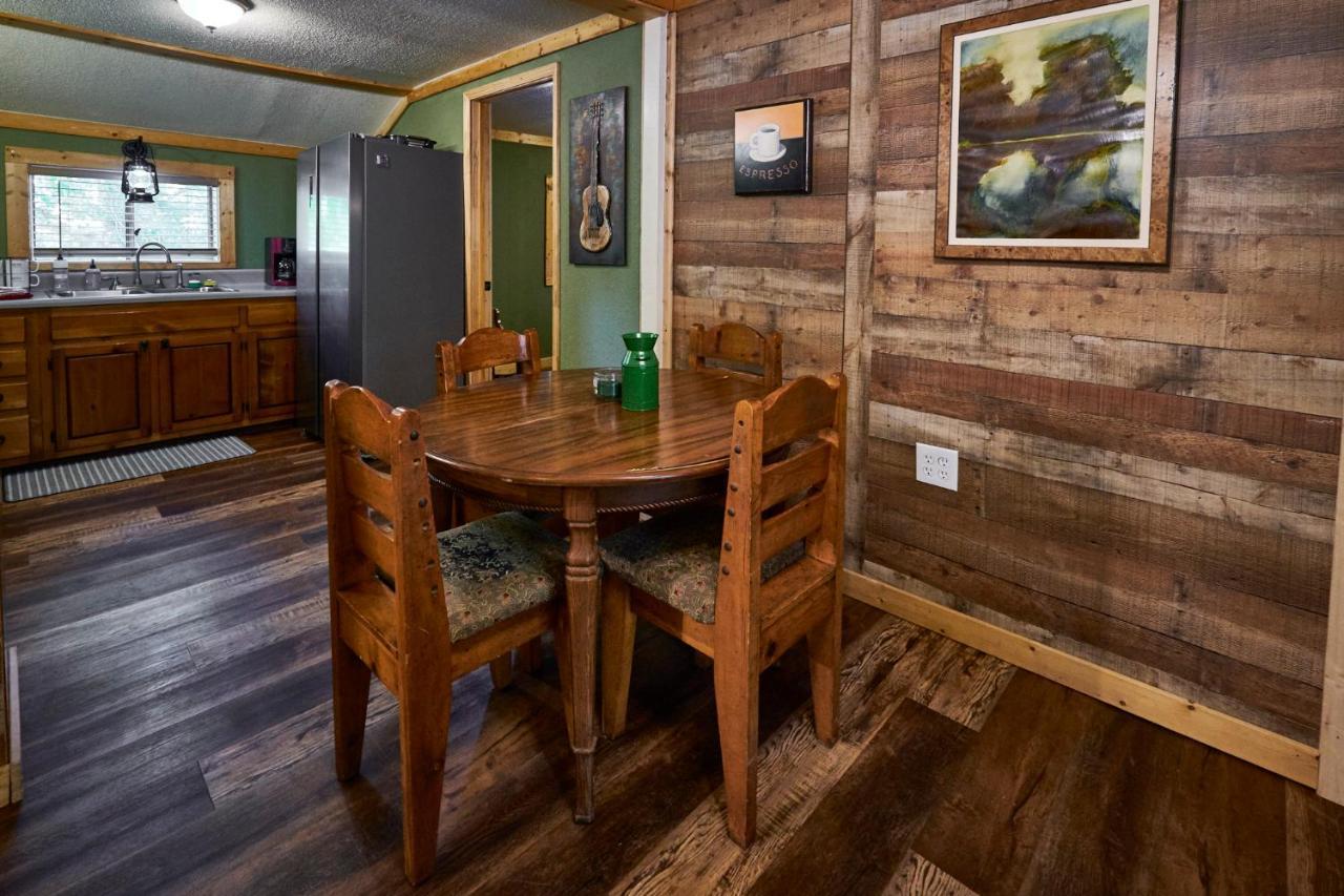 Steps From Downtown Pigeon Forge Parkway + Private Hottub And Firepit - Wifi - Firefly Bungalows Kültér fotó