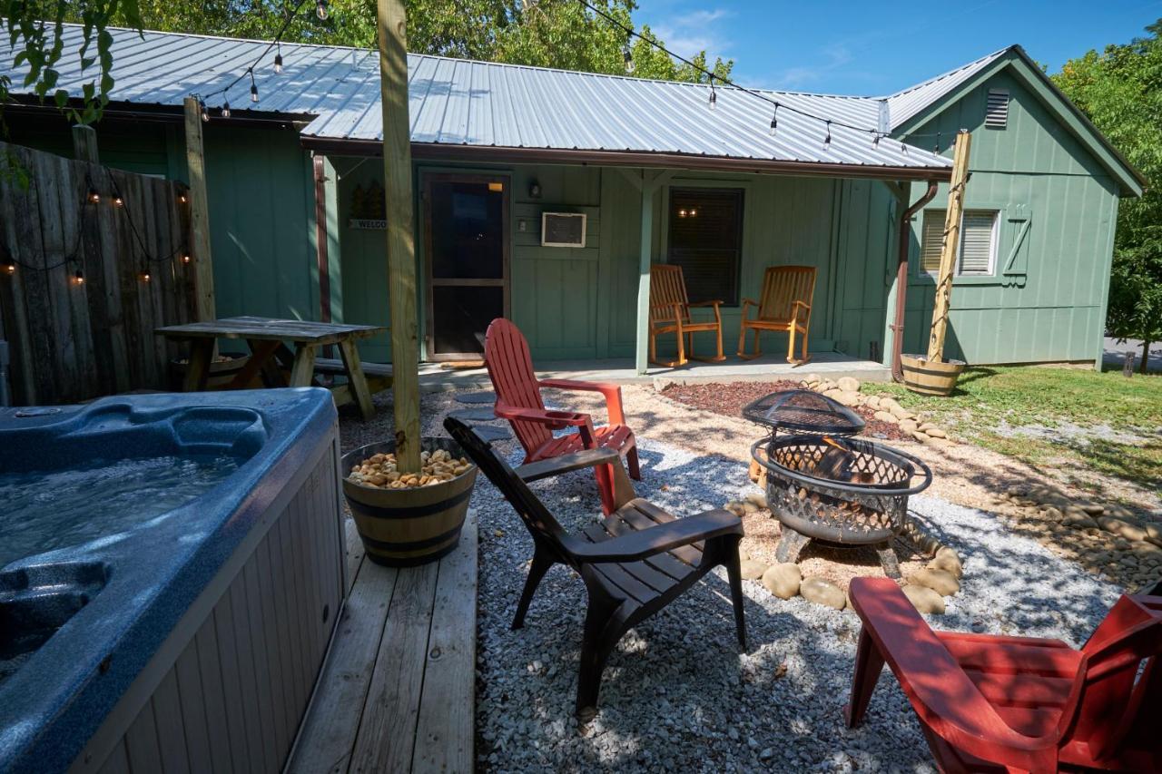 Steps From Downtown Pigeon Forge Parkway + Private Hottub And Firepit - Wifi - Firefly Bungalows Kültér fotó