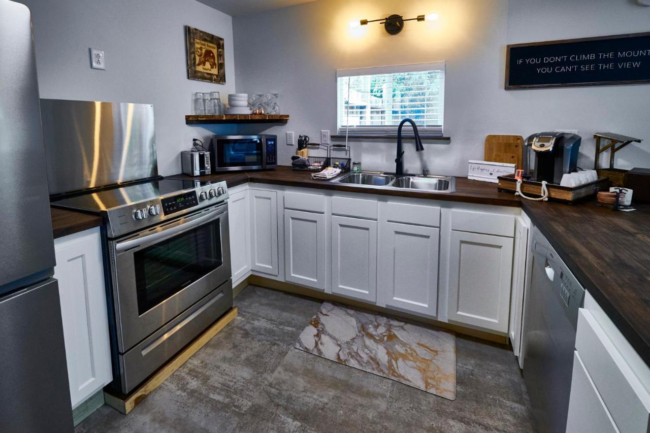 Steps From Downtown Pigeon Forge Parkway + Private Hottub And Firepit - Wifi - Firefly Bungalows Kültér fotó