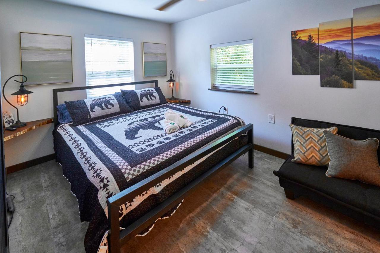 Steps From Downtown Pigeon Forge Parkway + Private Hottub And Firepit - Wifi - Firefly Bungalows Kültér fotó