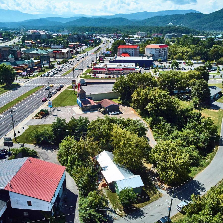 Steps From Downtown Pigeon Forge Parkway + Private Hottub And Firepit - Wifi - Firefly Bungalows Kültér fotó