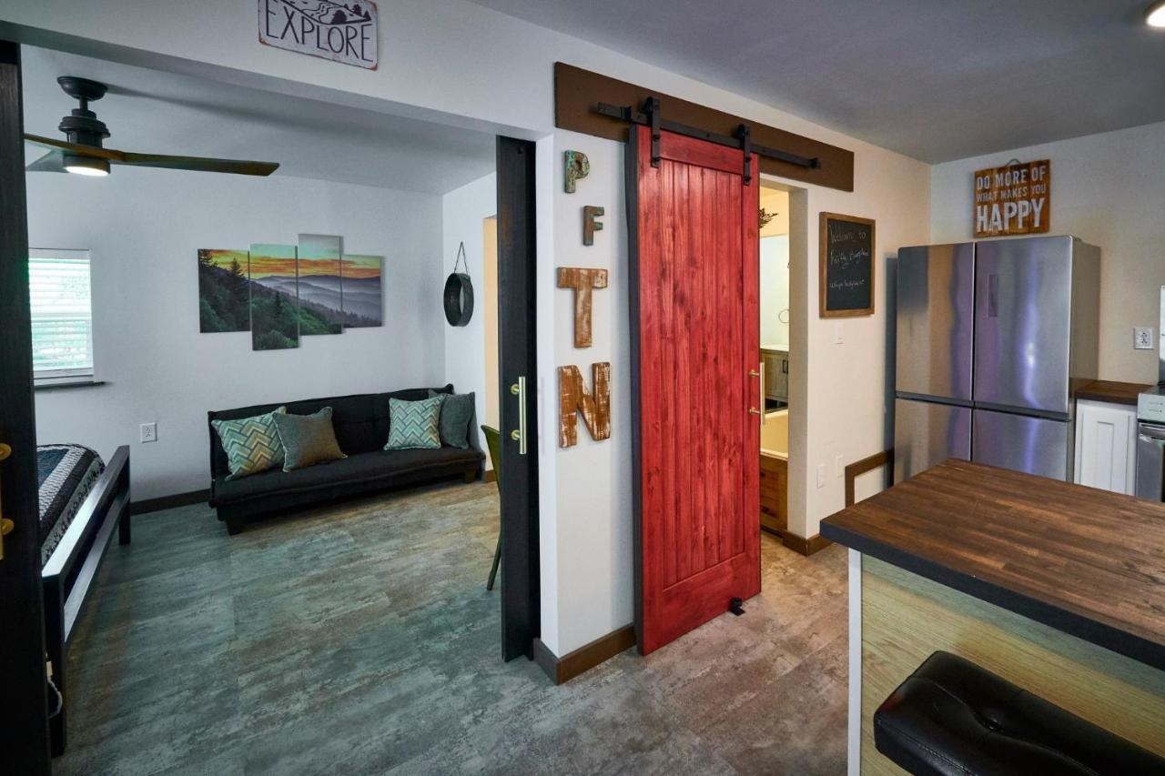 Steps From Downtown Pigeon Forge Parkway + Private Hottub And Firepit - Wifi - Firefly Bungalows Kültér fotó