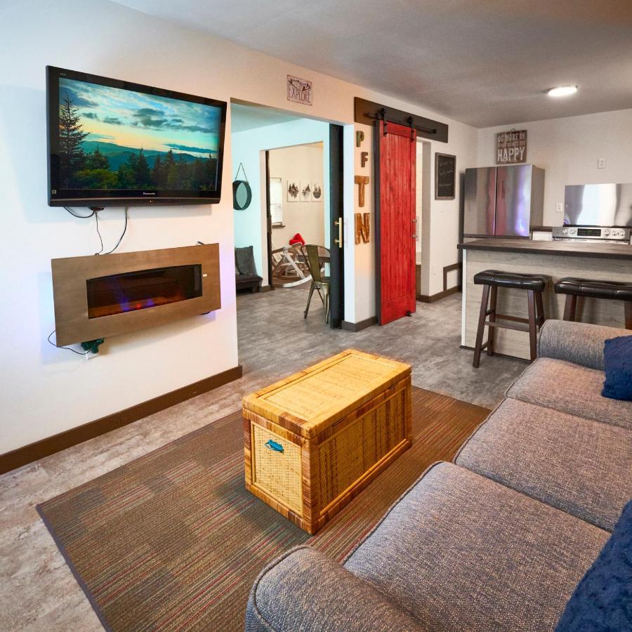 Steps From Downtown Pigeon Forge Parkway + Private Hottub And Firepit - Wifi - Firefly Bungalows Kültér fotó