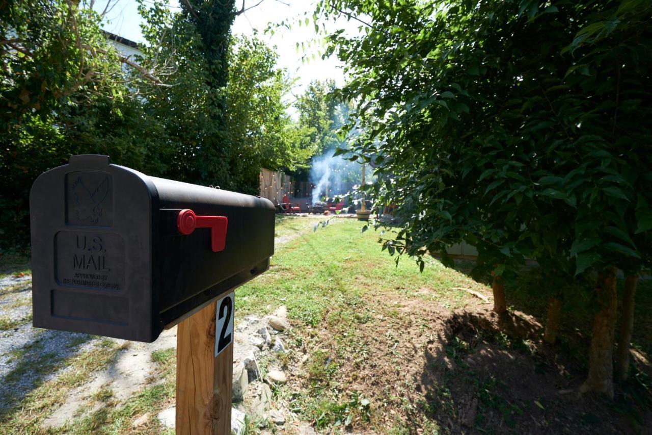 Steps From Downtown Pigeon Forge Parkway + Private Hottub And Firepit - Wifi - Firefly Bungalows Kültér fotó