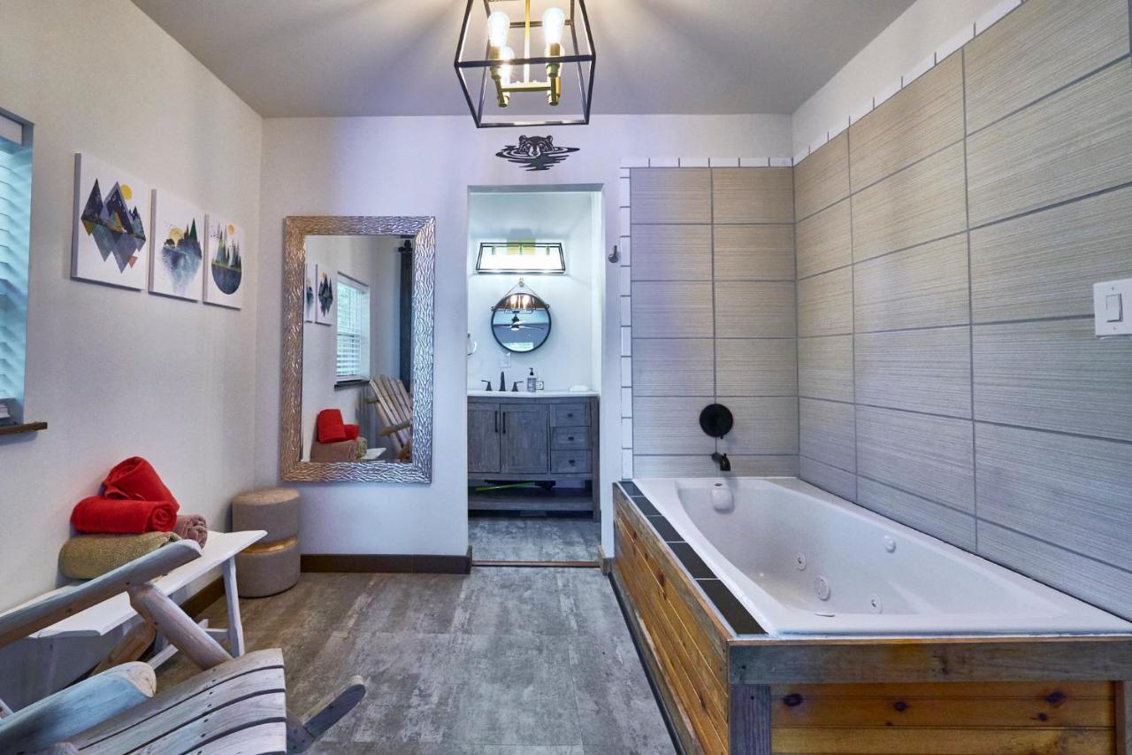 Steps From Downtown Pigeon Forge Parkway + Private Hottub And Firepit - Wifi - Firefly Bungalows Kültér fotó