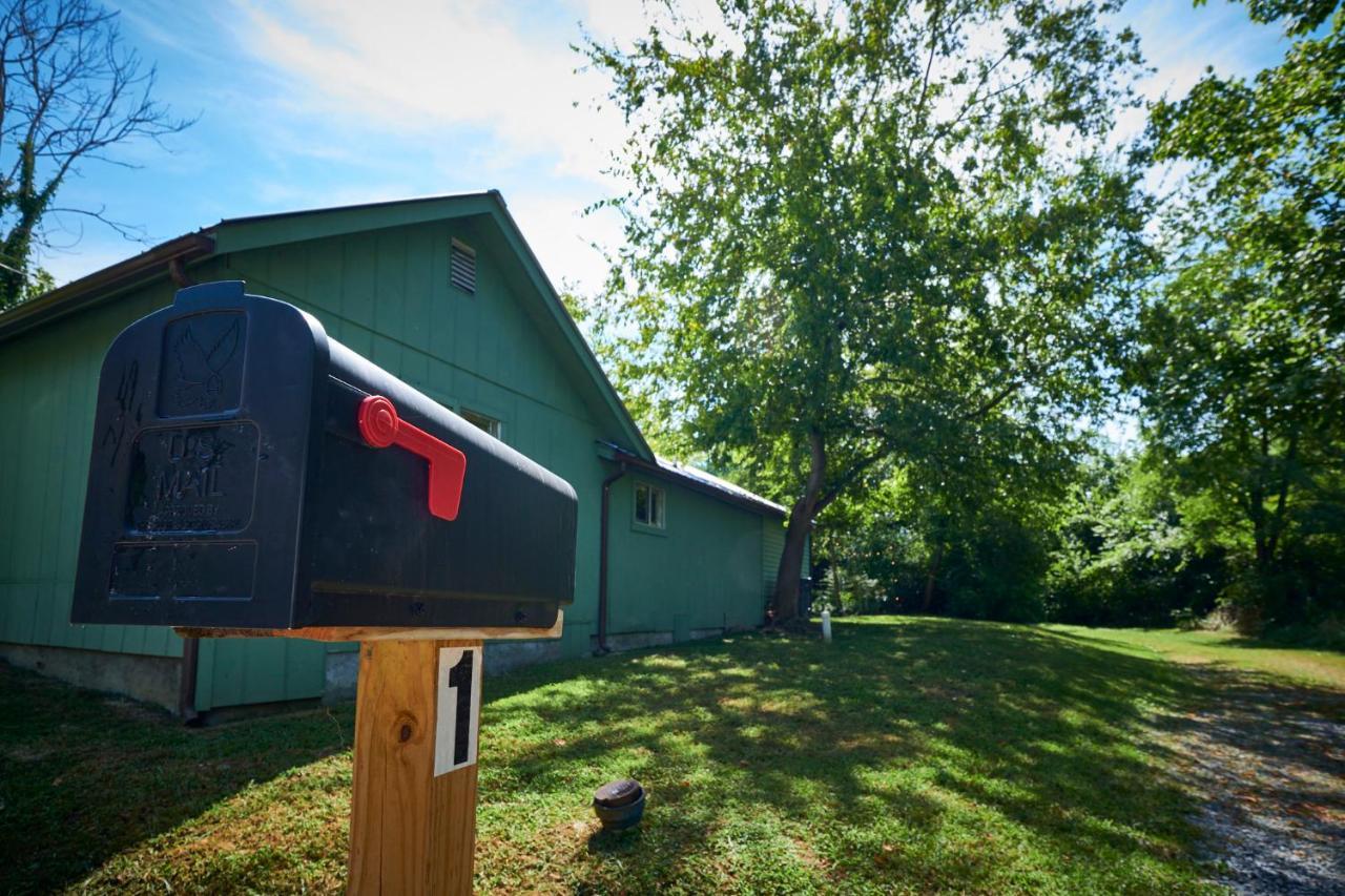 Steps From Downtown Pigeon Forge Parkway + Private Hottub And Firepit - Wifi - Firefly Bungalows Kültér fotó