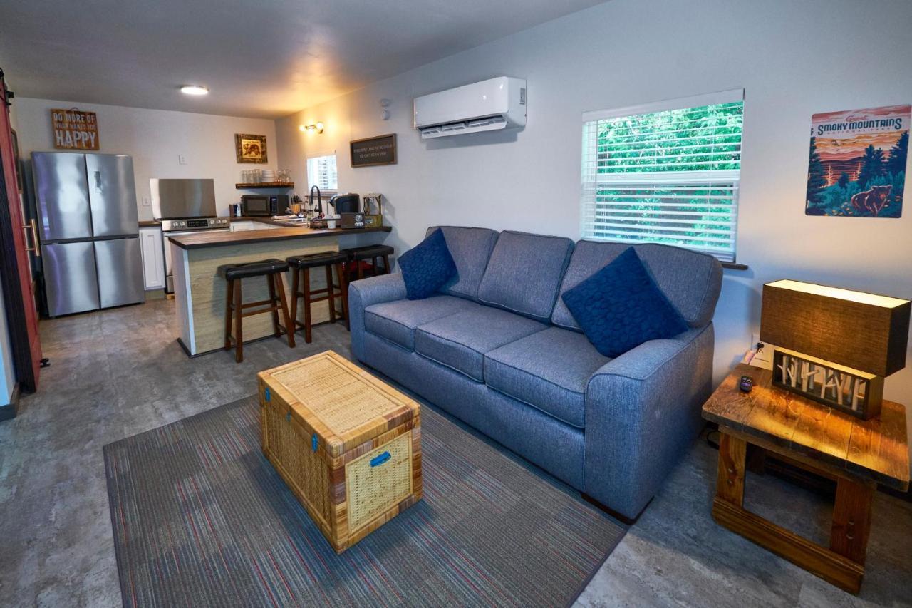 Steps From Downtown Pigeon Forge Parkway + Private Hottub And Firepit - Wifi - Firefly Bungalows Kültér fotó