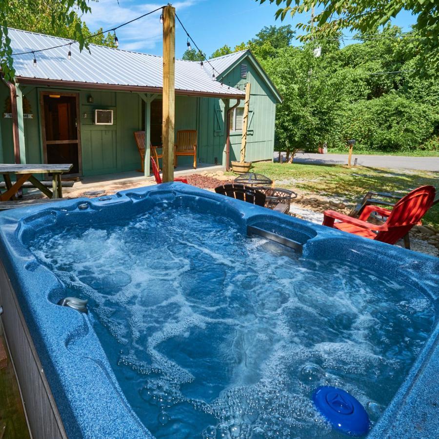 Steps From Downtown Pigeon Forge Parkway + Private Hottub And Firepit - Wifi - Firefly Bungalows Kültér fotó