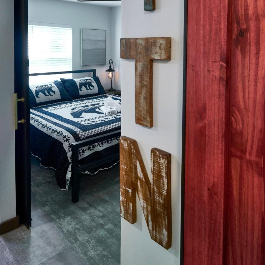 Steps From Downtown Pigeon Forge Parkway + Private Hottub And Firepit - Wifi - Firefly Bungalows Kültér fotó