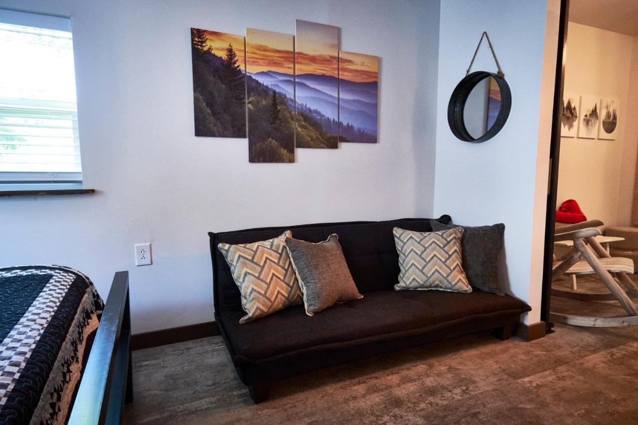 Steps From Downtown Pigeon Forge Parkway + Private Hottub And Firepit - Wifi - Firefly Bungalows Kültér fotó