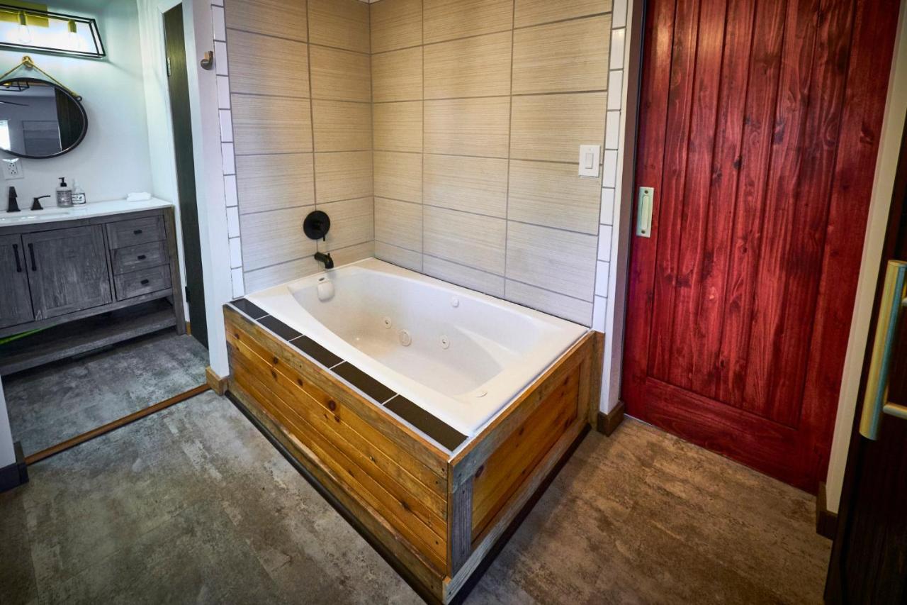 Steps From Downtown Pigeon Forge Parkway + Private Hottub And Firepit - Wifi - Firefly Bungalows Kültér fotó