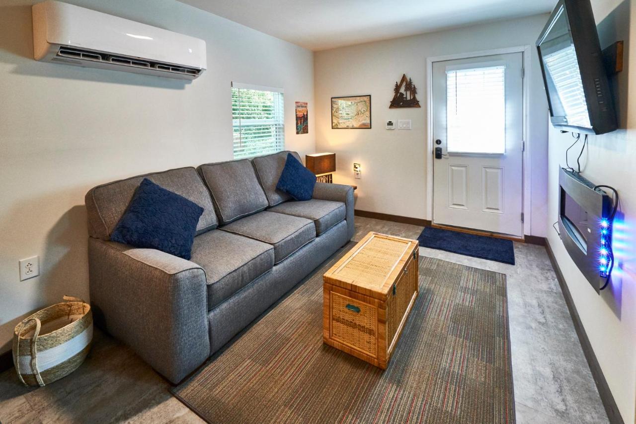 Steps From Downtown Pigeon Forge Parkway + Private Hottub And Firepit - Wifi - Firefly Bungalows Kültér fotó