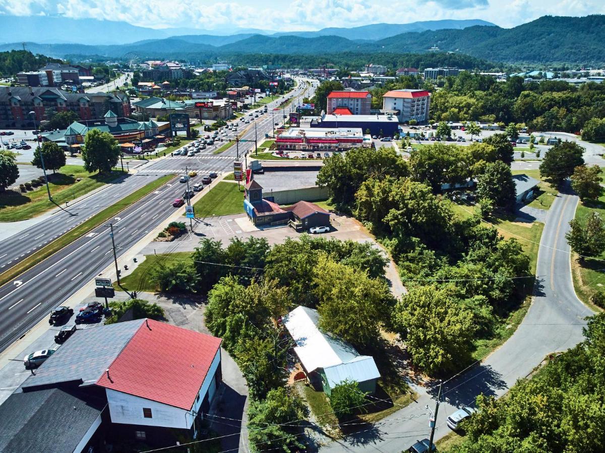 Steps From Downtown Pigeon Forge Parkway + Private Hottub And Firepit - Wifi - Firefly Bungalows Kültér fotó