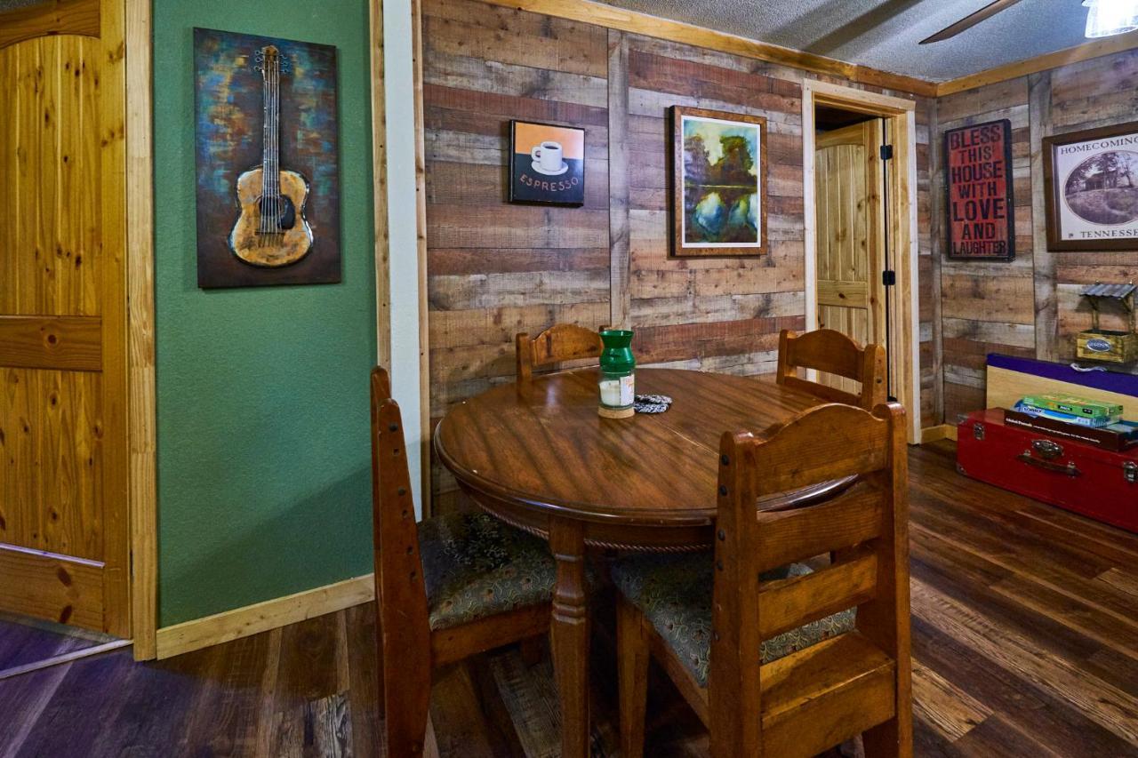 Steps From Downtown Pigeon Forge Parkway + Private Hottub And Firepit - Wifi - Firefly Bungalows Kültér fotó