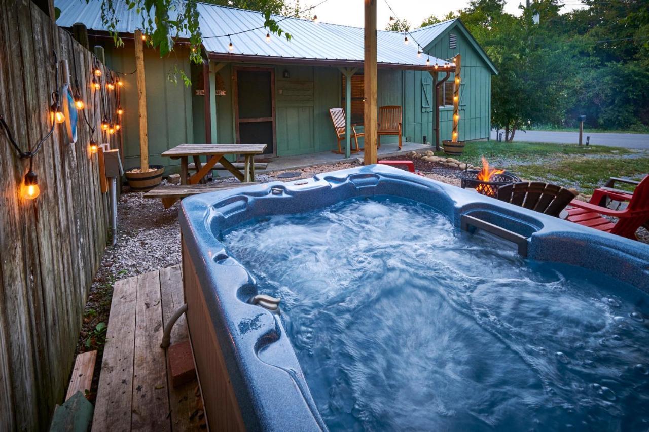 Steps From Downtown Pigeon Forge Parkway + Private Hottub And Firepit - Wifi - Firefly Bungalows Kültér fotó