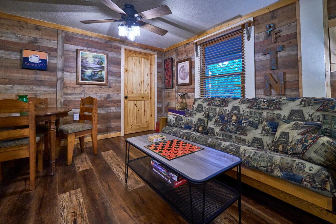 Steps From Downtown Pigeon Forge Parkway + Private Hottub And Firepit - Wifi - Firefly Bungalows Kültér fotó