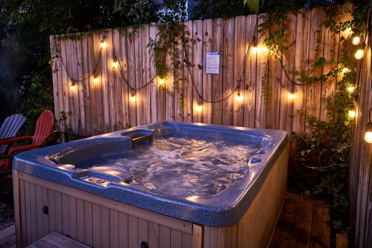 Steps From Downtown Pigeon Forge Parkway + Private Hottub And Firepit - Wifi - Firefly Bungalows Kültér fotó