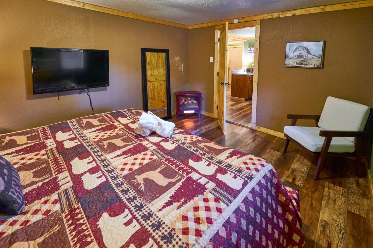 Steps From Downtown Pigeon Forge Parkway + Private Hottub And Firepit - Wifi - Firefly Bungalows Kültér fotó